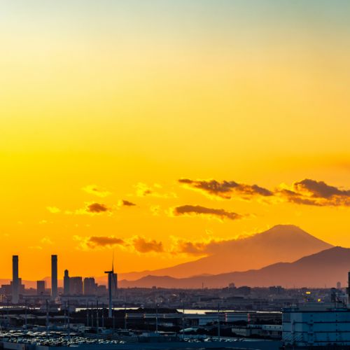 京浜工業地帯の産業夕景と富士山